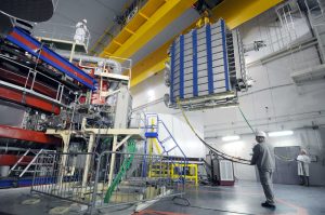 The Neutral Beam Injector (NBI) box leaves the Tore Supra Hall