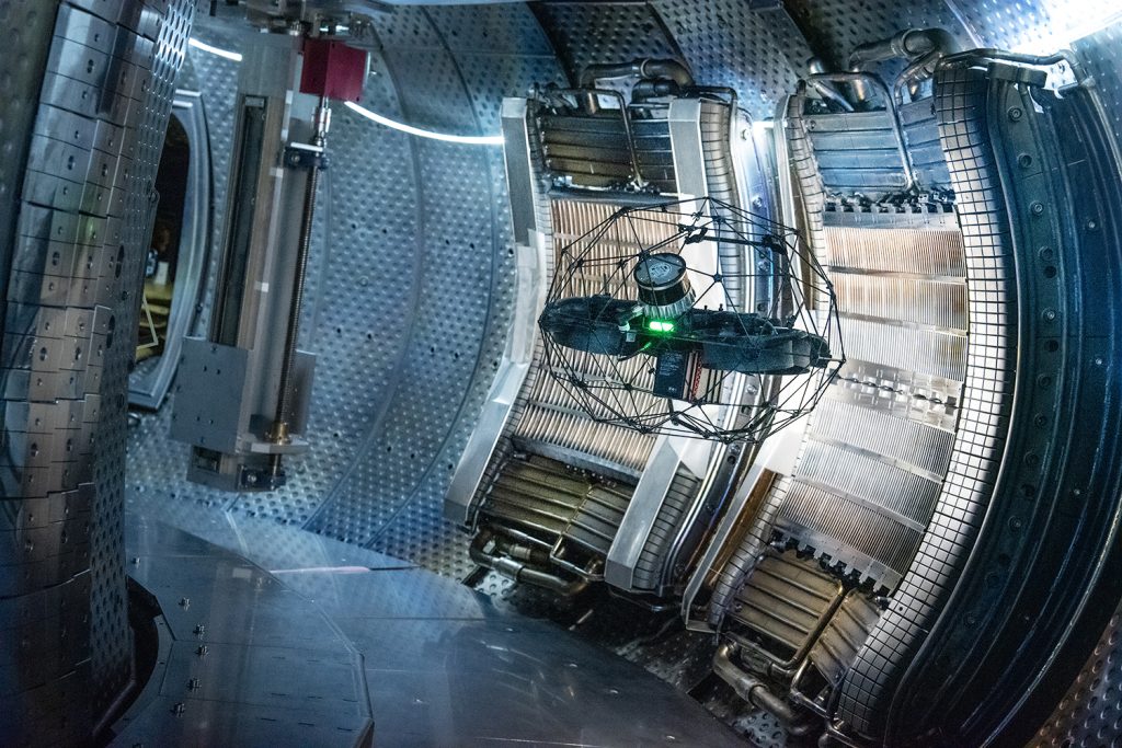 Première mondiale : un drone inspecte la chambre à vide du Tokamak WEST !